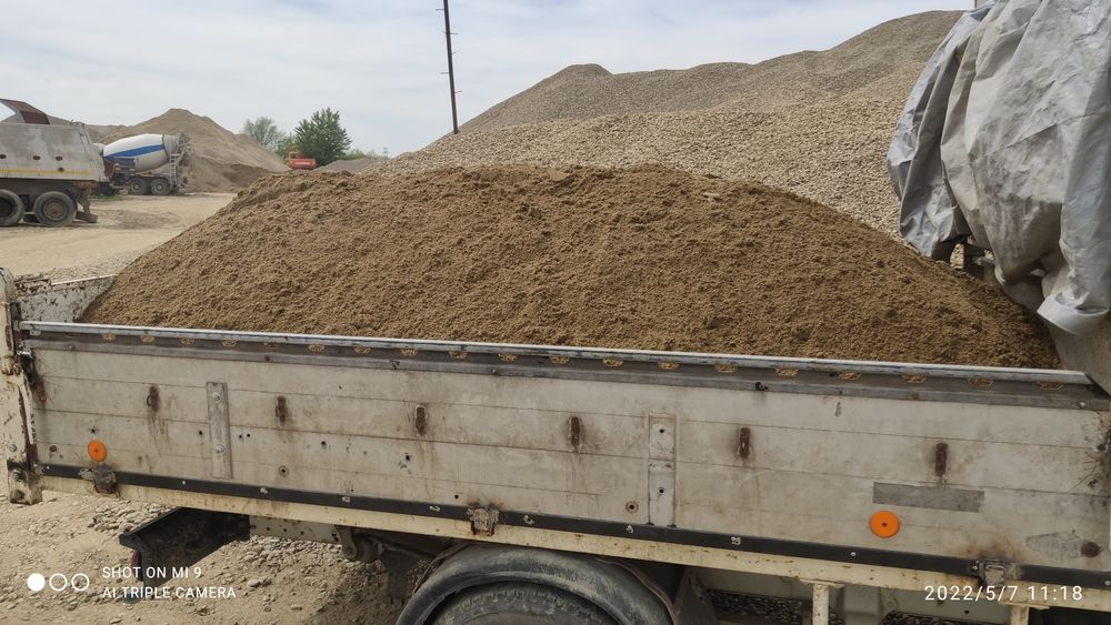 Nisip  piatra (amestec),moluz,pamant vegetal.