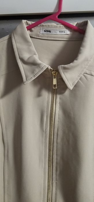 Бежева рокля с дълги ръкави