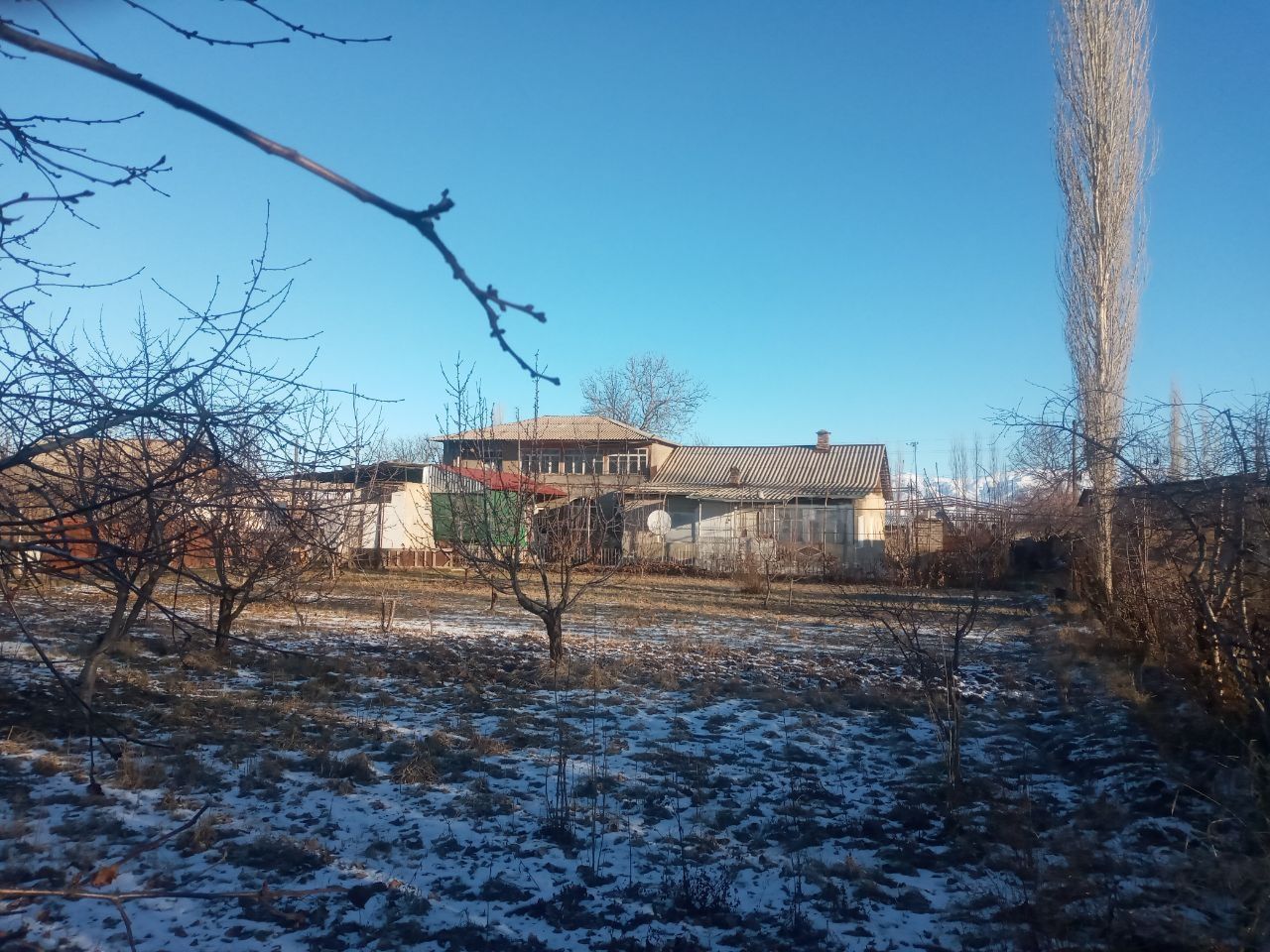 Уй жой сотилади 
25 соток ер
Газ свет сув хаммаси бор 
Канализация бор
