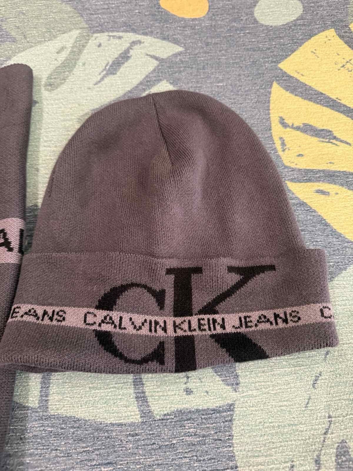 Подаръчен комплект Calvin Klein Jeans - шапка+шал
