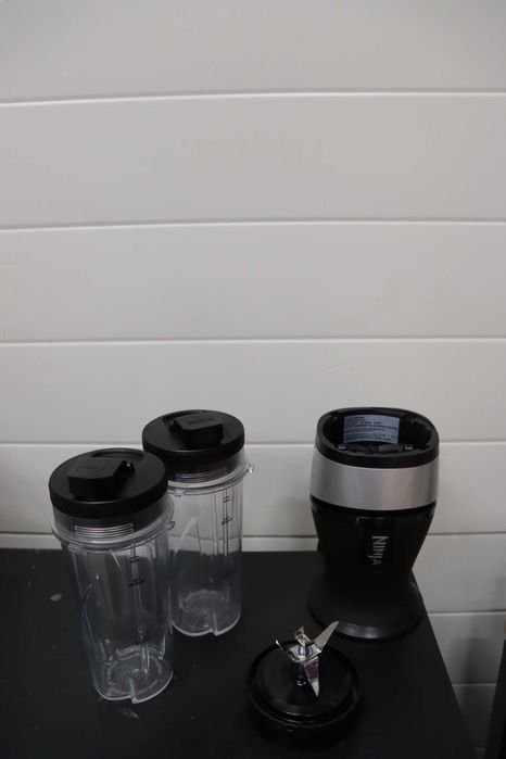 Персонален блендер Ninja Fit, 700W, 2 чаши от 16 унции,уред за смутита