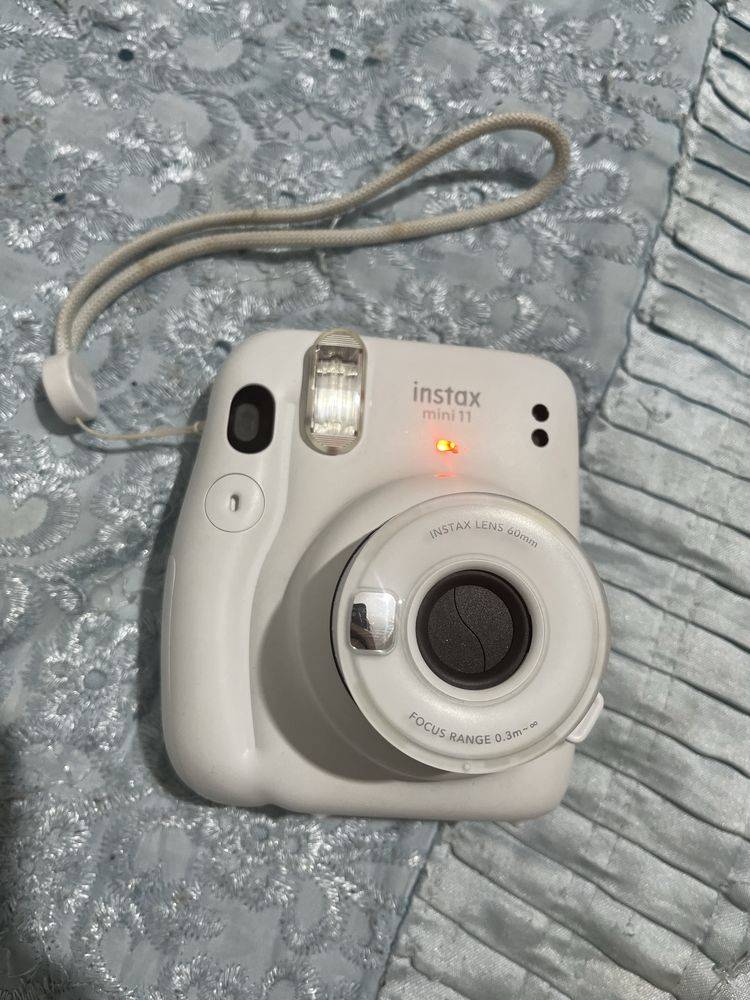 Instax mini 11 в отличном состоянии