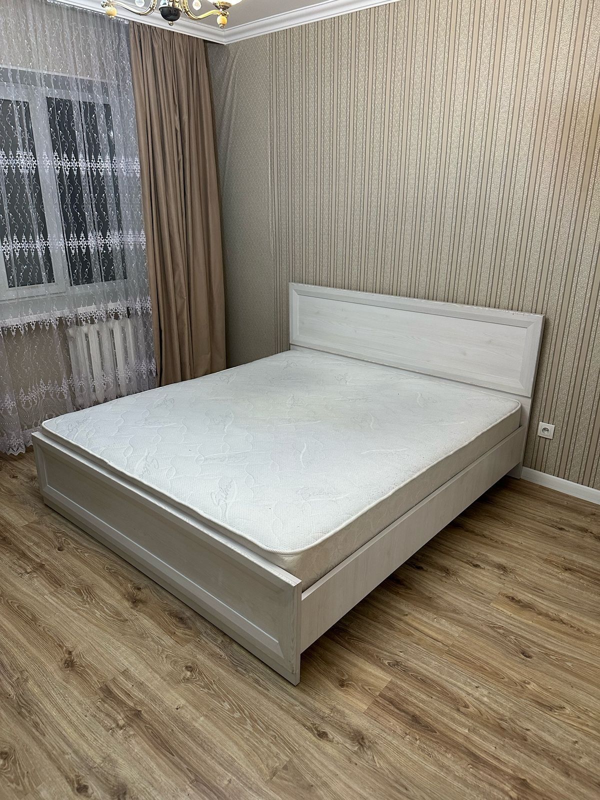 Кровать двуспальная с матрасом