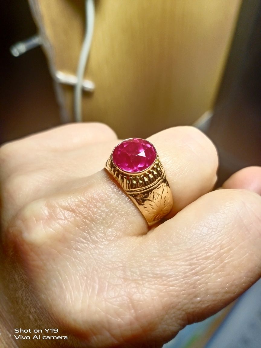 Шикарный золотой перстень с рубином