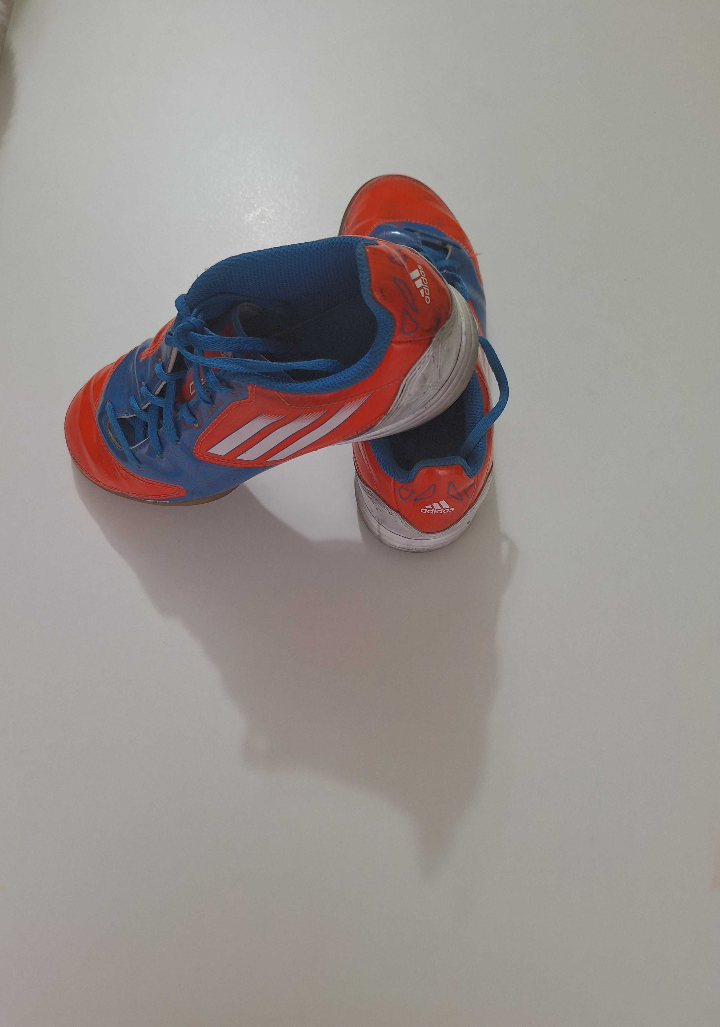 Спортни обувки adidas за зала