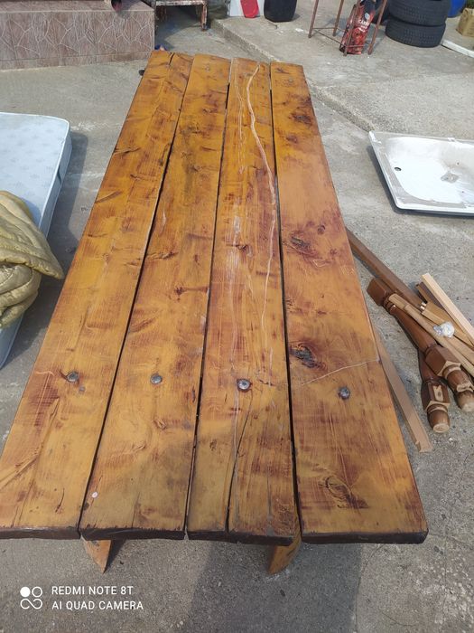 Vând masa +2  bănci  din lemn masiv pentru 8 persoane stil rustic