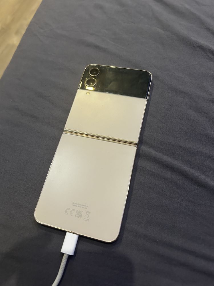 Samsung Galaxy Z Flip 4 – 256GB | Работи, но с дефектен дисплей