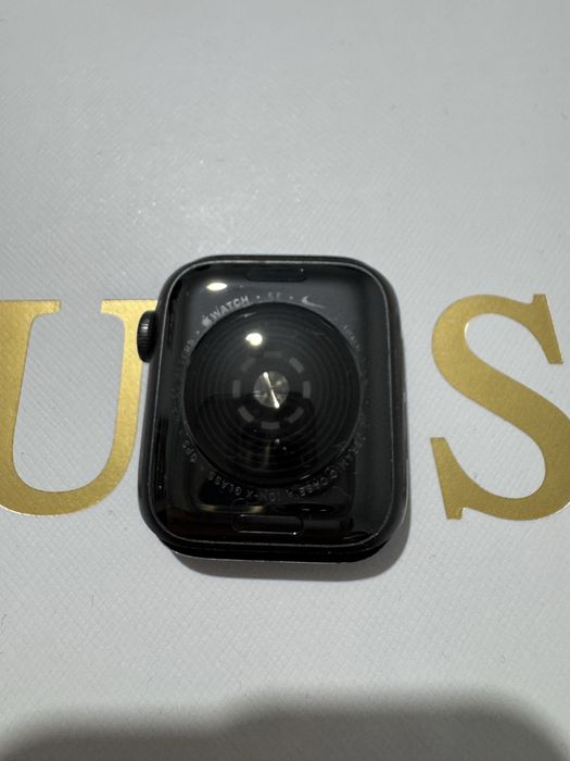 Apple Watch SE Nike (1st Gen) – 40mm GPS + подарък 7 кайшки