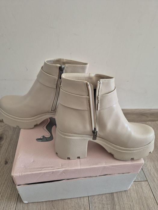 Чисто нови дамски боти