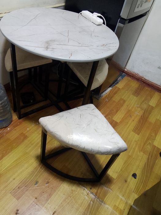 Стол стулья мебельнвй. Каляск.Кормление. Кровать всё за