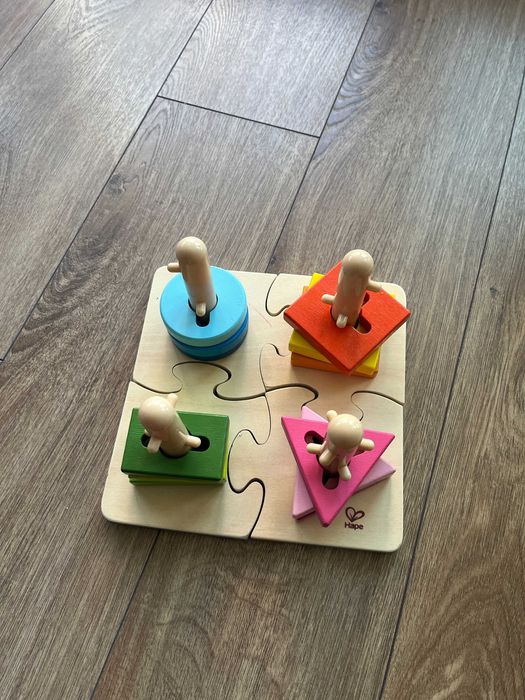 Дървен пъзел HaPe International - с фигури за нанизване