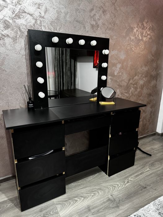 Oglindă Hollywood cu masă și sertare – perfectă pentru makeup