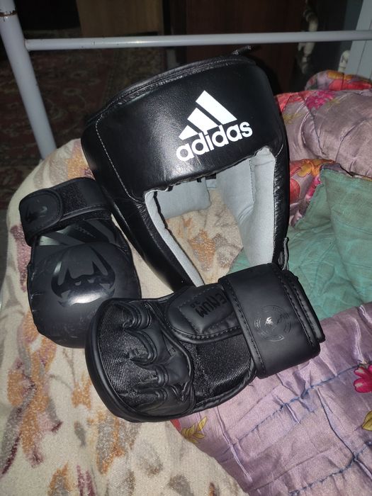Боксерские перчатки и шлем подростковые б/у в подарок на ноги защита