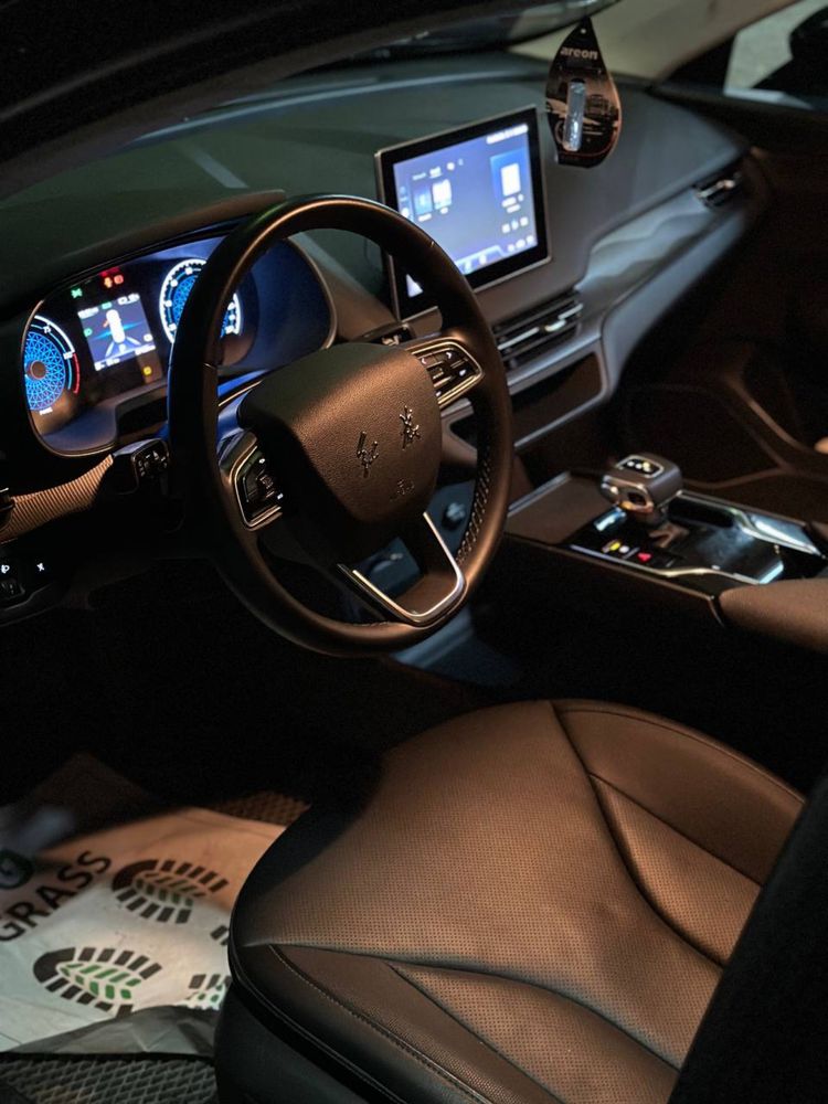 Hongqi eqm5 450 li 2024 sotiladi