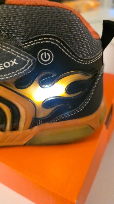 Детски боти GEOX номер 32 -светещи