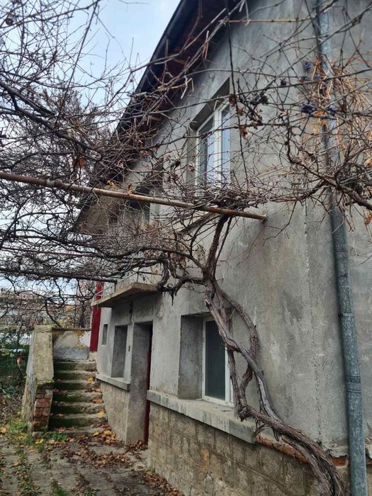 Продавам етаж от къща в Кюстендил Център