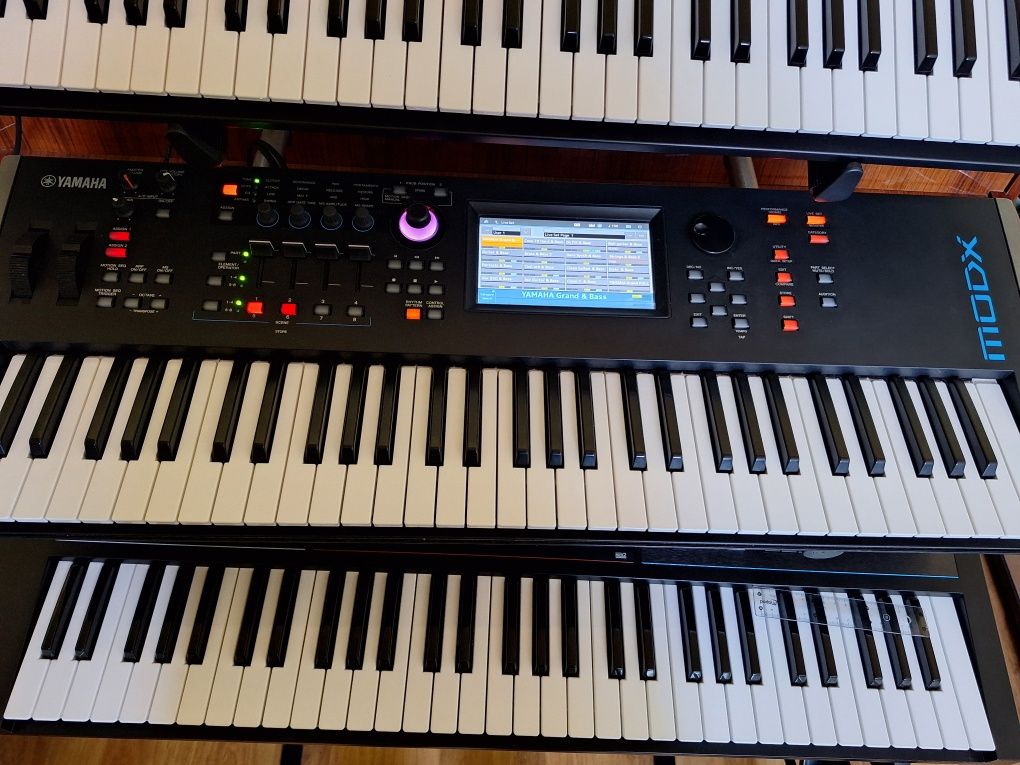 Продавам Yamaha MODX 6