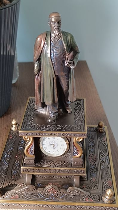 Настольные часы Абай