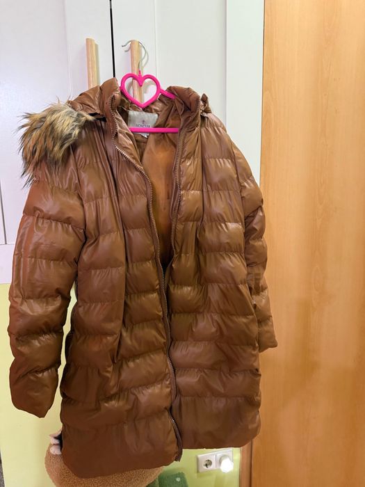 Vând geaca cu glugă, culoare superbă