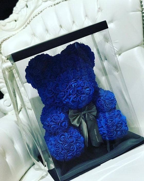 Figurina ursulet din trandafiri de spuma in cutie de 40 cm 150 lei