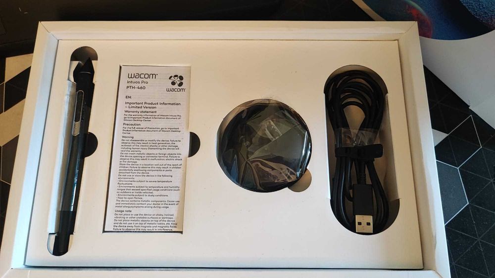 Tableta grafica Wacom Intuos Pro S, Bluetooth, Negru, Model PTH460K0B