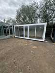 Container modular cu vitrina de sticla alb si usa pietonala