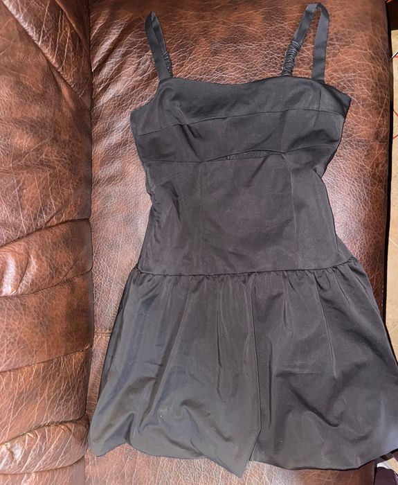 Черна рокля, подходяща за повод!