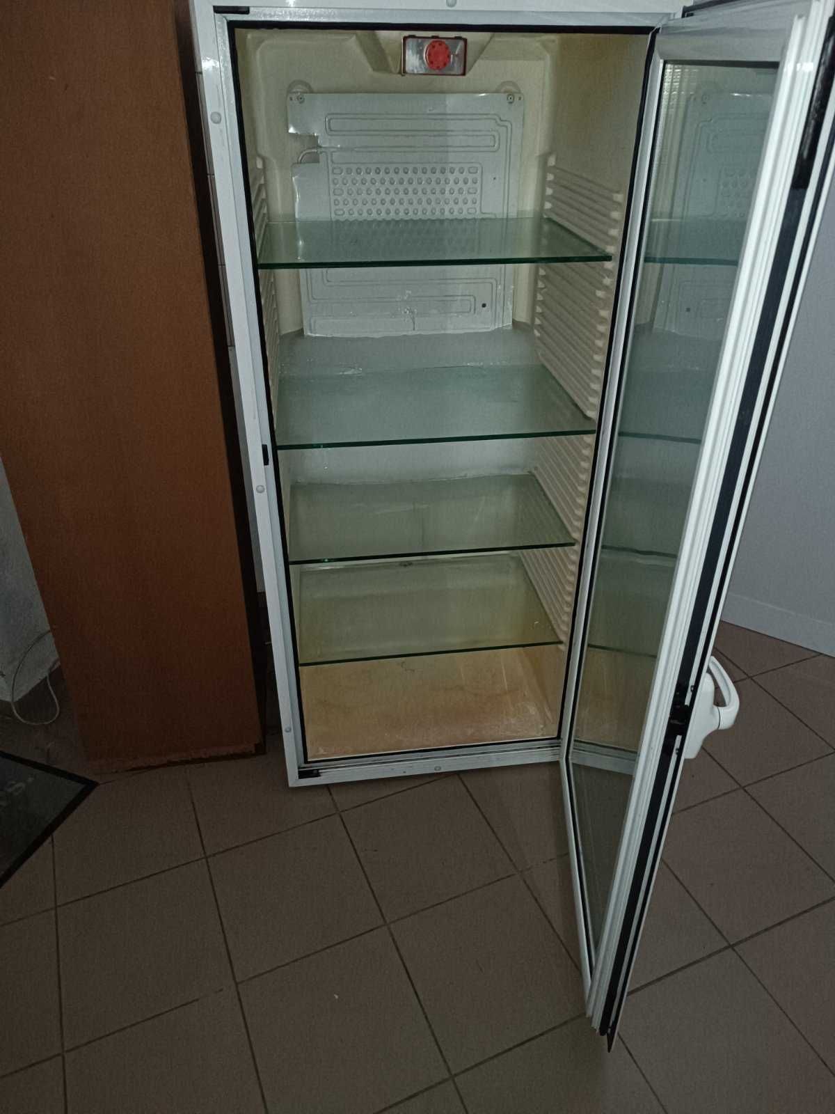 Хладилник със стъклена врата