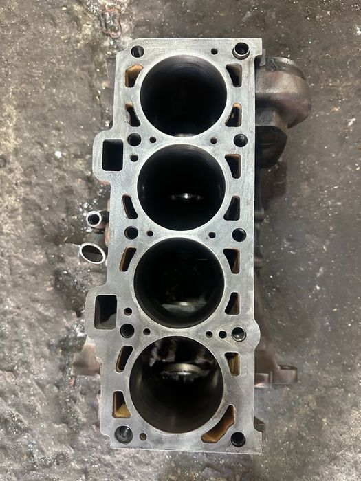 Продам блок и коленвал. ВАЗ 2110 8 Кл. Объем 1.6