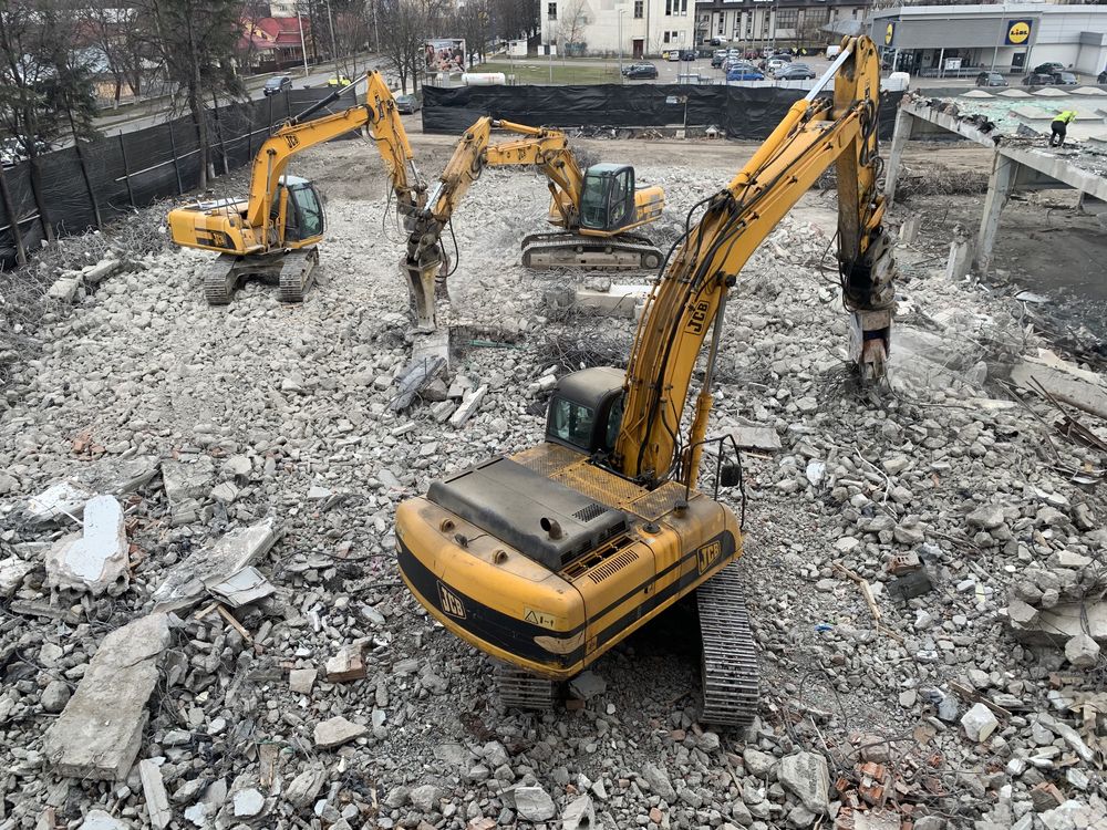 Inchiriez excavator cu foarfeca demolari