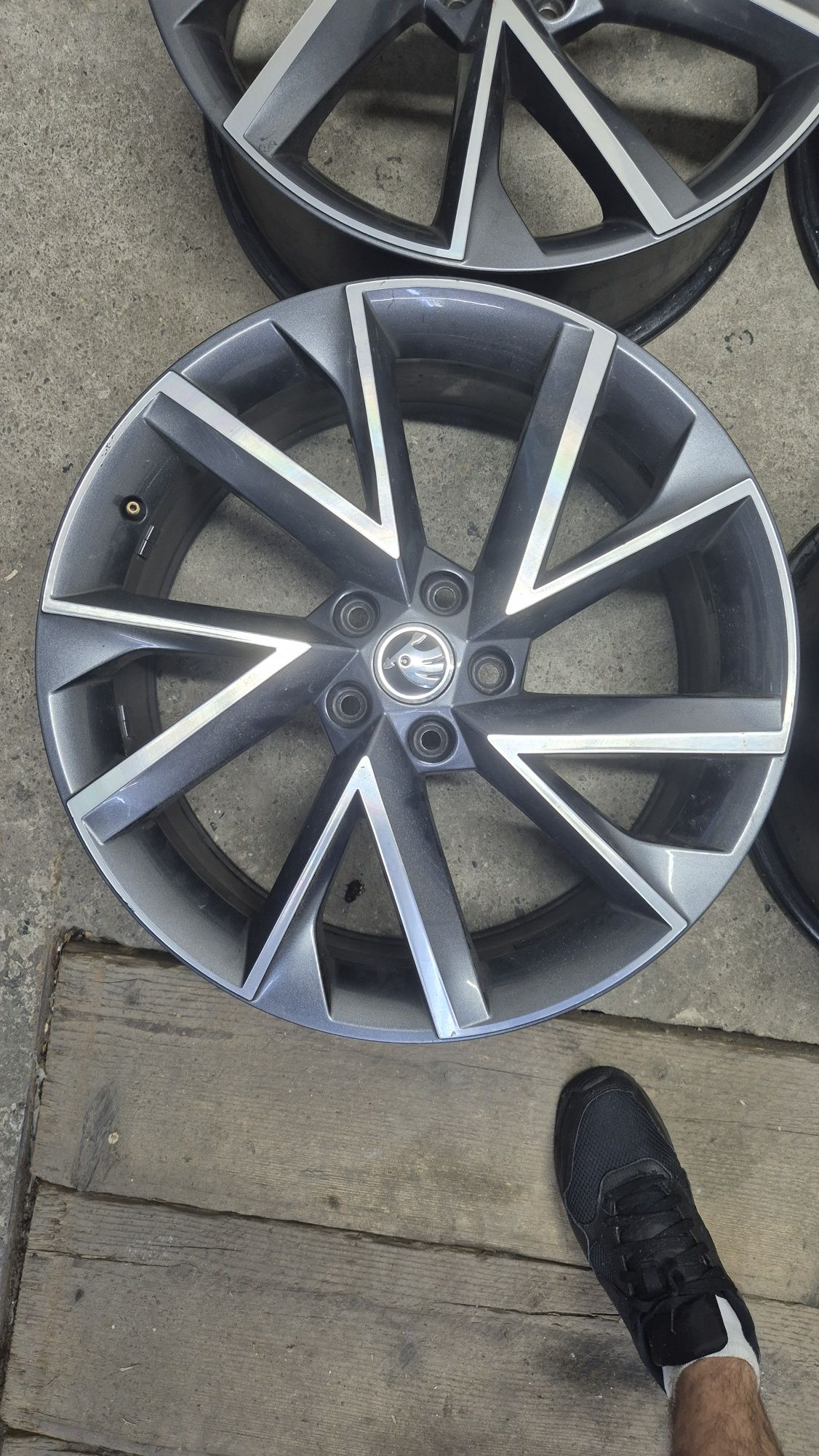 Jante  R19 5x112 8J ET44, model Vega, originale Skoda Superb 3.