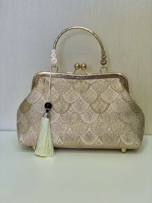 Красивая новая вечерняя сумочка