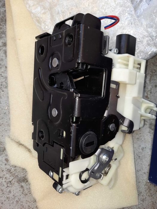Incuietoare usa spate dreapta VW Golf / Passat , Skoda Octavia