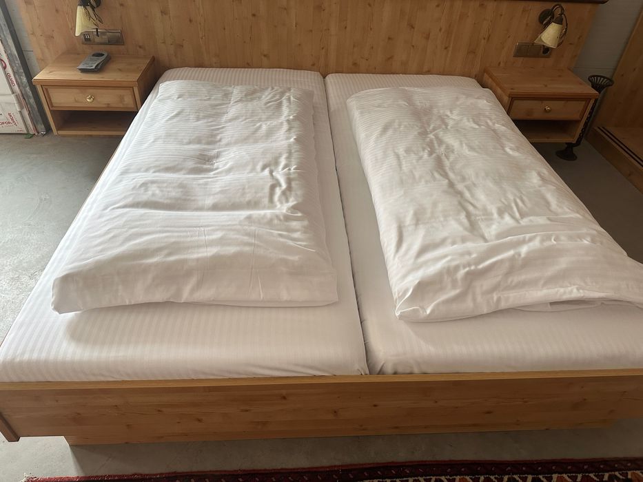 Mobilier complet cameră hotel – pat, dulap, fotolii, birou