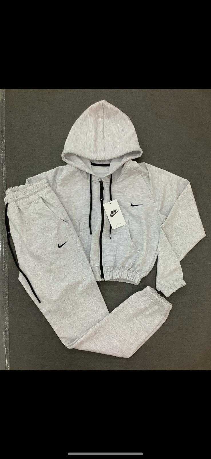 Дамски Екипи Nike