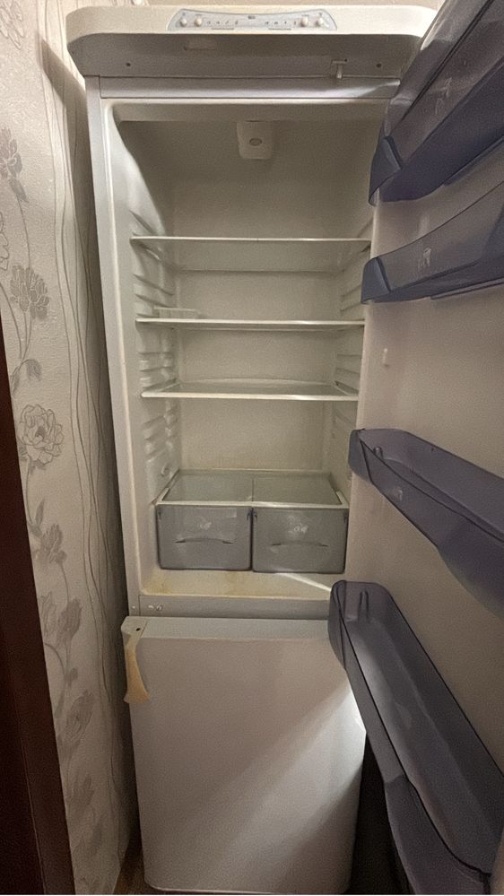 Холодильник бюрюса, хорошо работает, цена 45 тыс. Торг приветствуется!
