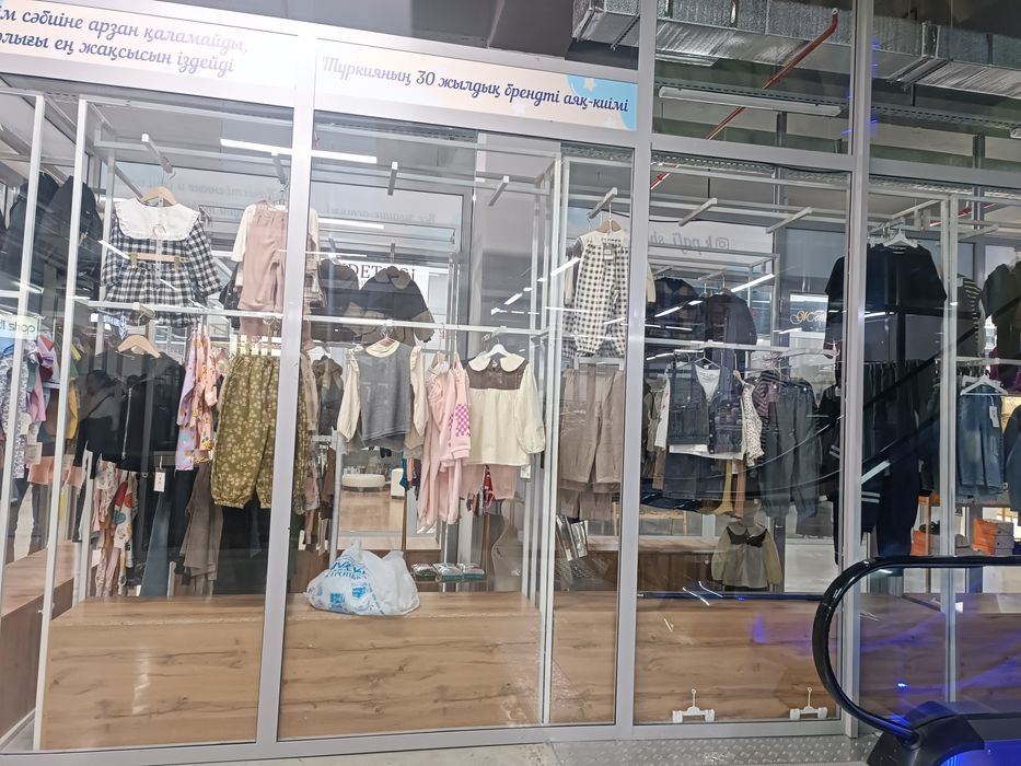 Офисная мебель для детской одежды