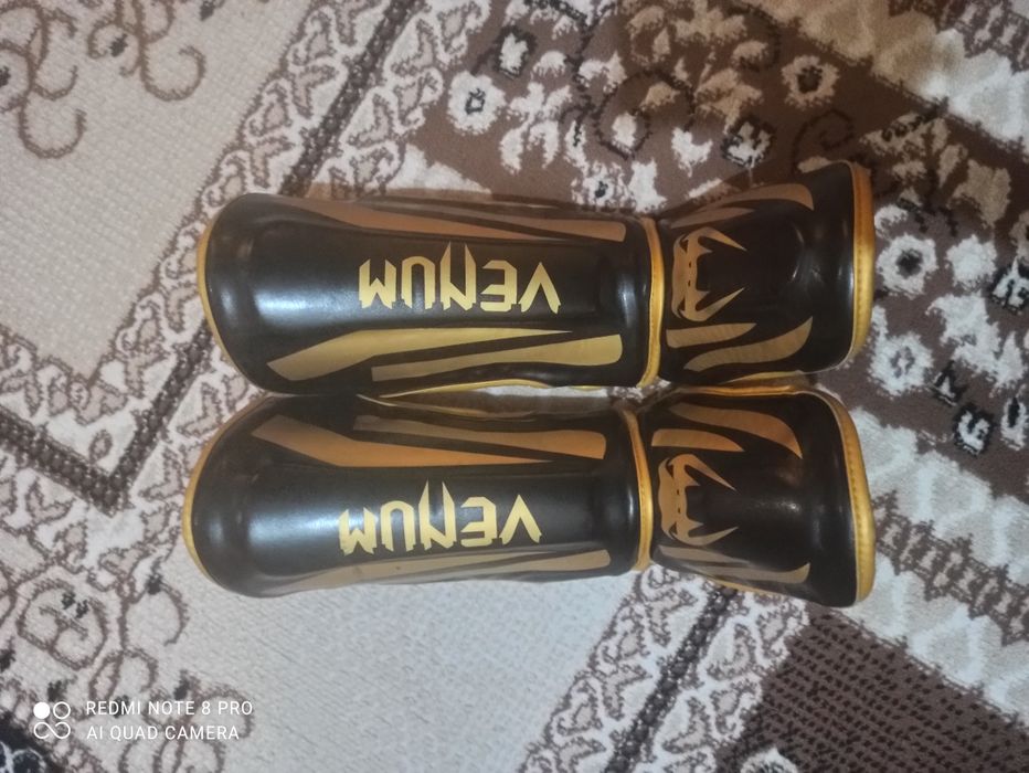 Щитки Venum Elite черный, желтый