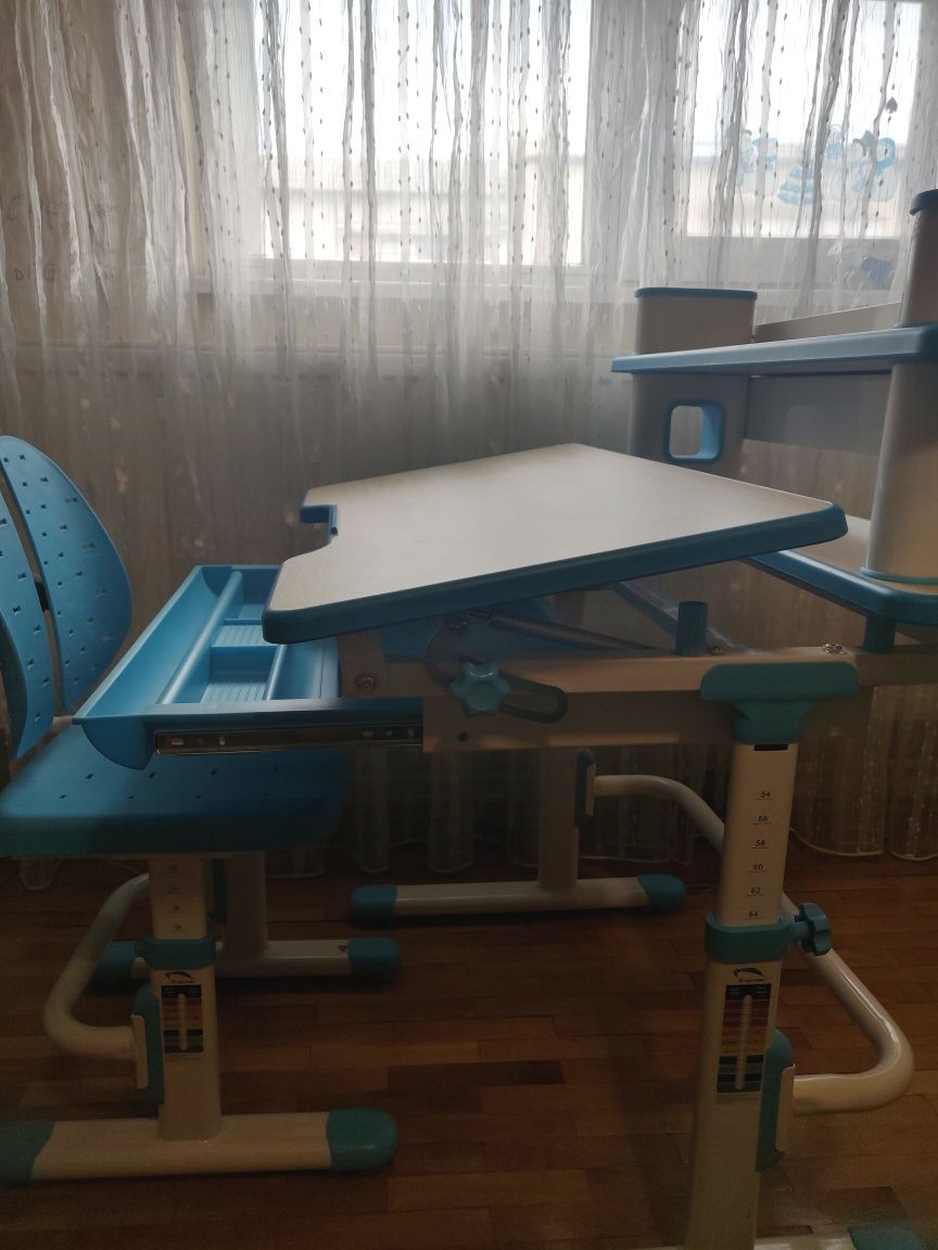 Birou ergonomic și scaun pentru copii, care cresc odată cu copilul