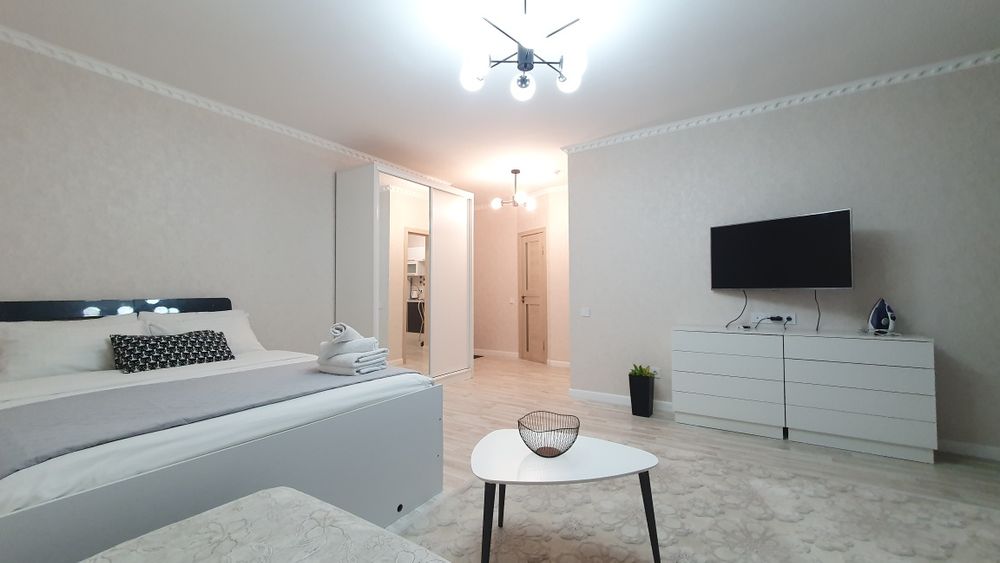 1 комн кв.с 2х спальной кроватью и раскладным диваном в центре