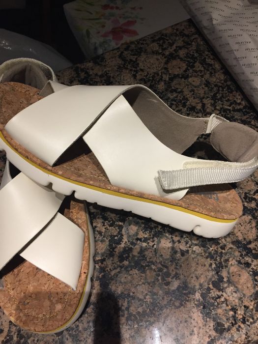 продава дамски сандали"КАМПЕР"