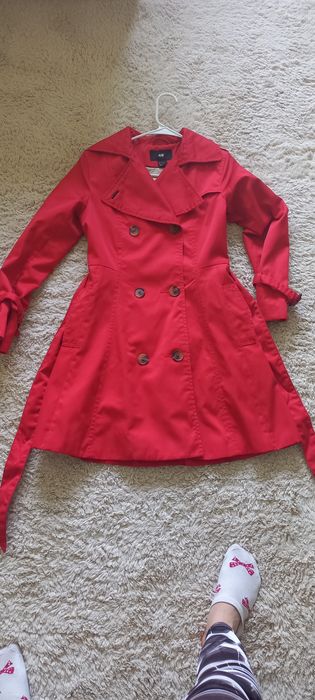 Vând  trenci mărimea 34 rosu.