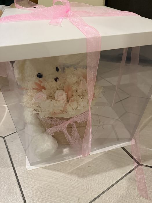 Белый мишка с цветами в корзине