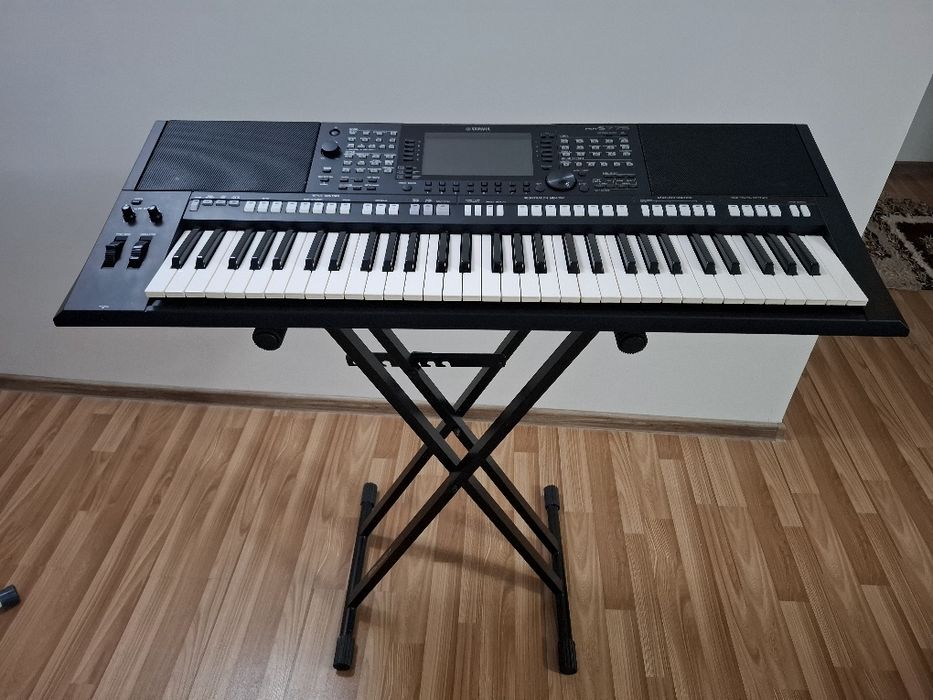 Vând orga yamaha PSR S775