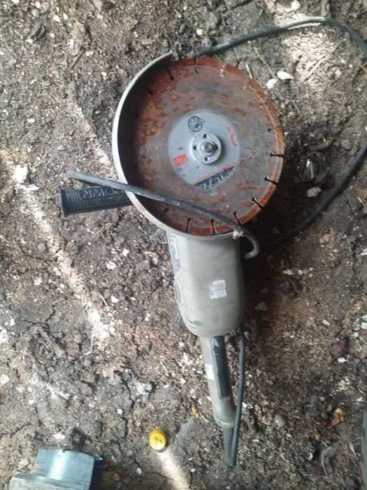 Меняю Болгарку кроун диск на 180 мм требует замены щеток