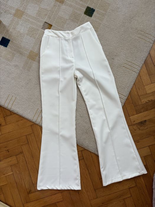 Дамски костюм в бяло с бродерия