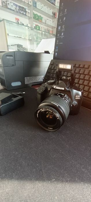 Fotoapparat Canon d1300 sotiladi