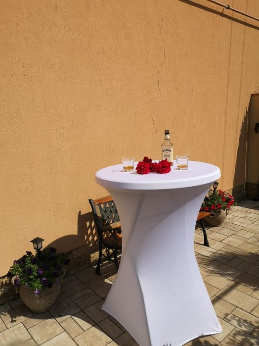 Mese cocktail pentru nunti și evenimente