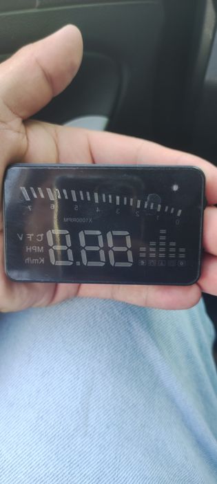 Цифровой спидометр лабовом стекле на автомобилья