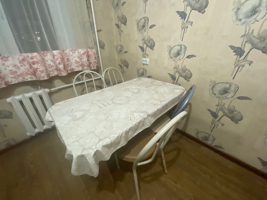 Продам Б/У Стол и 4стульев